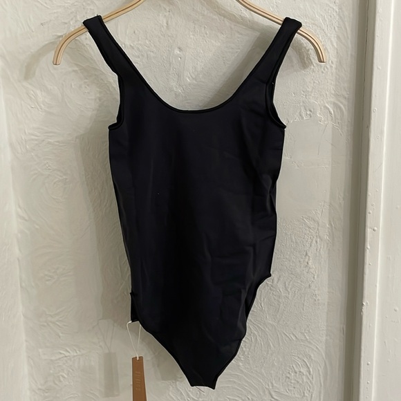 SKIMS Women's Essential Curve-Hugging Scoop Neck Bodysuit Size S/M In Onyx - Picture 3 of 6
